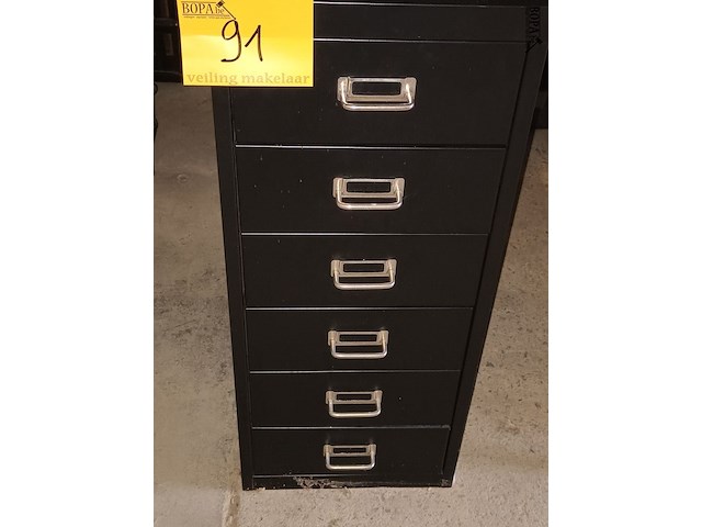 Lot 91 - metalen zwarte ladekast - afbeelding 1 van  3