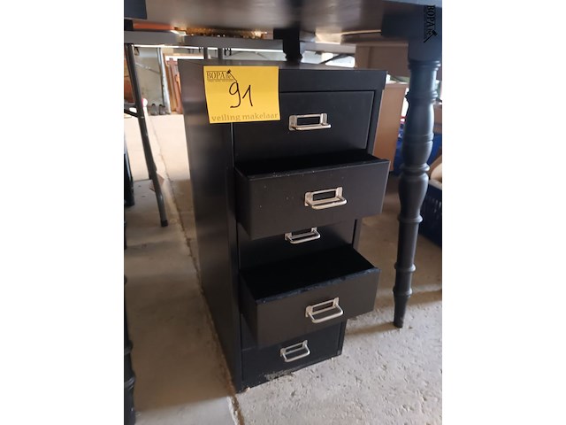 Lot 91 - metalen zwarte ladekast - afbeelding 2 van  3