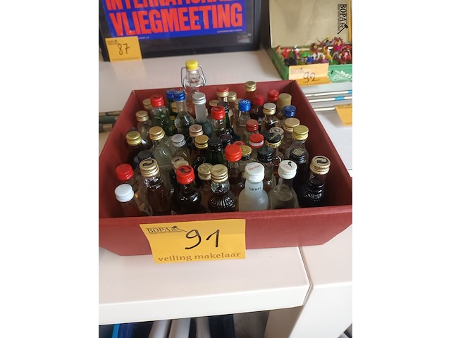 Lot 91 - miniatuur likeurflesjes. 56 stuks - afbeelding 1 van  4