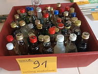 Lot 91 - miniatuur likeurflesjes. 56 stuks - afbeelding 1 van  4