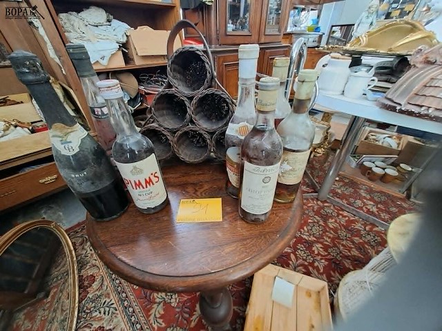 Lot 91 - oude dranken en wijnfleshouder - afbeelding 1 van  2