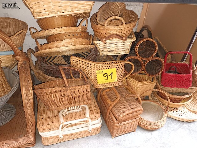 Lot 91 - rieten manden. 39 stuks - afbeelding 1 van  4