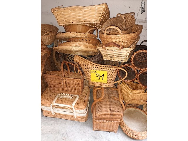 Lot 91 - rieten manden. 39 stuks - afbeelding 4 van  4