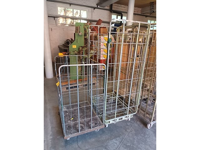 Lot 91 - rolcontainer. 2 stuks - afbeelding 1 van  3