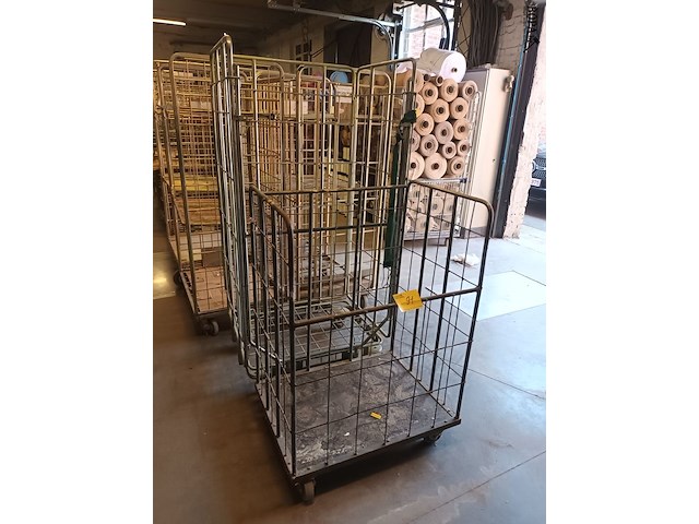 Lot 91 - rolcontainer. 2 stuks - afbeelding 2 van  3