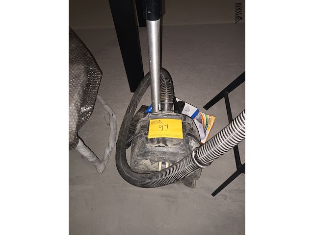 Lot 91 - stofzuiger en zakken nilfisk - afbeelding 1 van  4