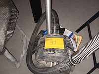 Lot 91 - stofzuiger en zakken nilfisk - afbeelding 1 van  4