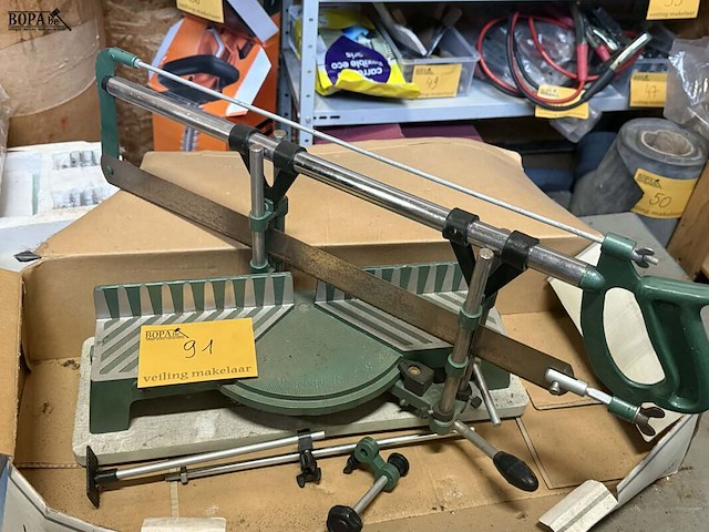 Lot 91 - tegelsnijder en verstekzaag - afbeelding 2 van  2