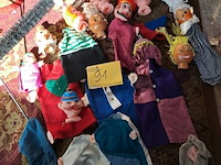 Lot 91 - vintage handspeelpoppen - diverse kledij - afbeelding 1 van  3
