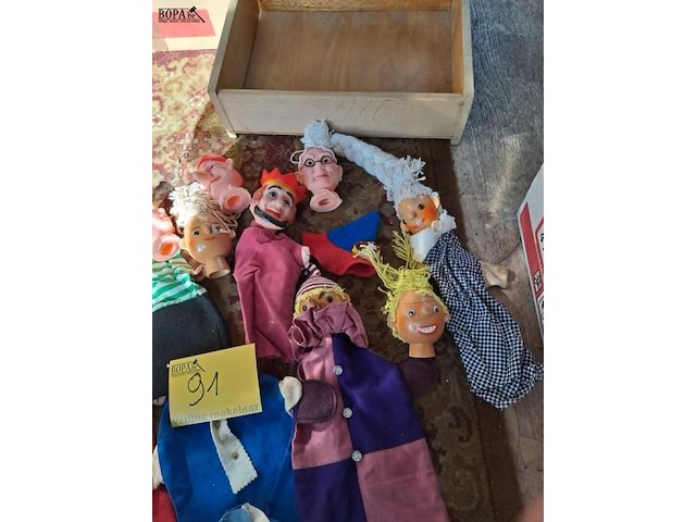Lot 91 - vintage handspeelpoppen - diverse kledij - afbeelding 2 van  3