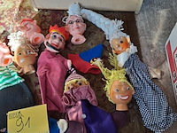 Lot 91 - vintage handspeelpoppen - diverse kledij - afbeelding 2 van  3