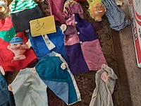 Lot 91 - vintage handspeelpoppen - diverse kledij - afbeelding 3 van  3