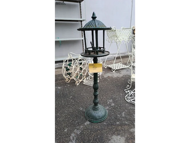 Lot 91 - vogelvoederhuisje in patinagroen van gietijzer - afbeelding 1 van  5