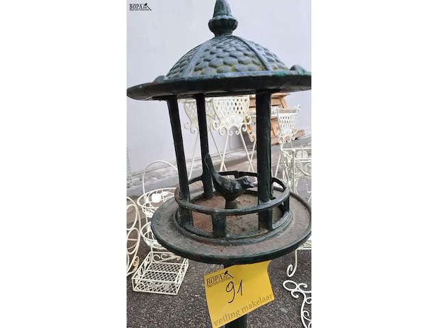 Lot 91 - vogelvoederhuisje in patinagroen van gietijzer - afbeelding 2 van  5