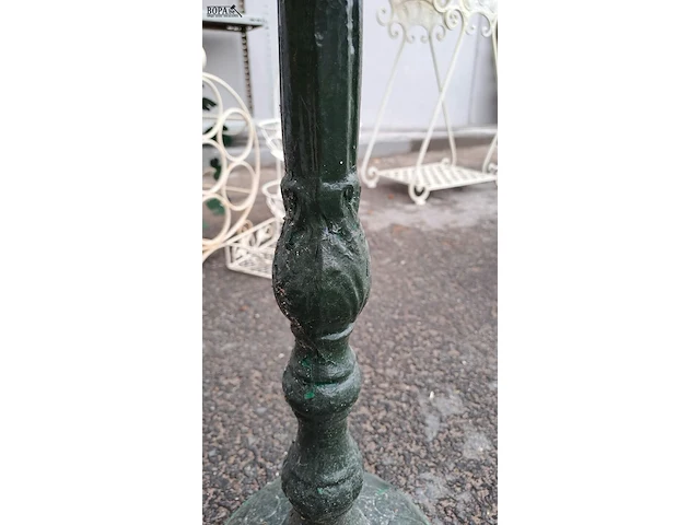 Lot 91 - vogelvoederhuisje in patinagroen van gietijzer - afbeelding 4 van  5