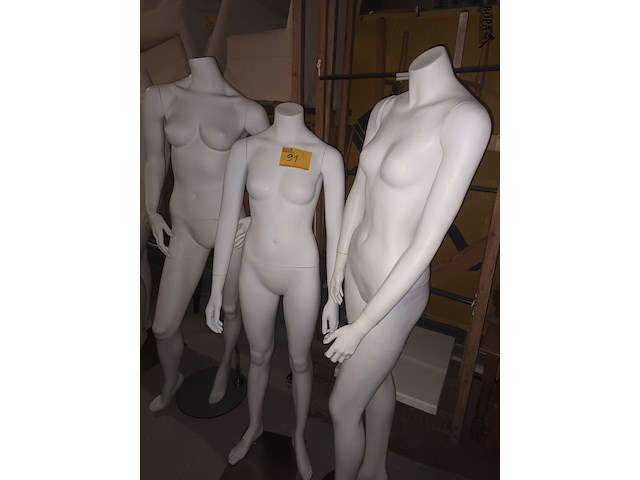 Lot 91 - witte paspop vrouw op voet. 3 stuks - afbeelding 1 van  5