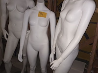 Lot 91 - witte paspop vrouw op voet. 3 stuks - afbeelding 1 van  5