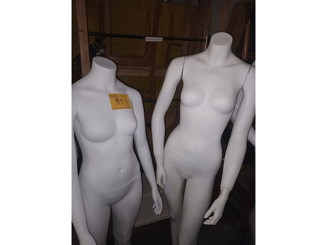 Lot 91 - witte paspop vrouw op voet. 3 stuks - afbeelding 2 van  5