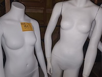 Lot 91 - witte paspop vrouw op voet. 3 stuks - afbeelding 2 van  5