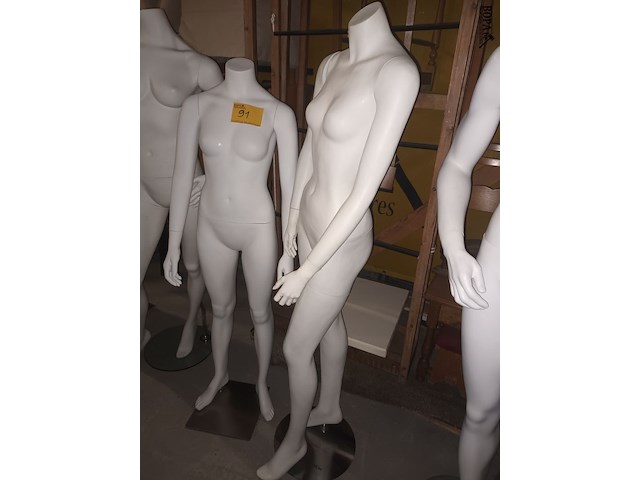 Lot 91 - witte paspop vrouw op voet. 3 stuks - afbeelding 3 van  5