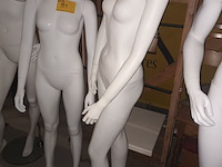 Lot 91 - witte paspop vrouw op voet. 3 stuks - afbeelding 3 van  5
