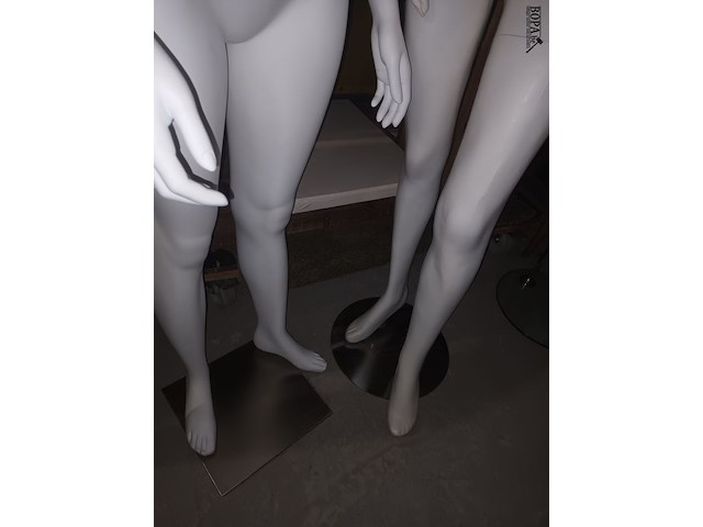Lot 91 - witte paspop vrouw op voet. 3 stuks - afbeelding 4 van  5