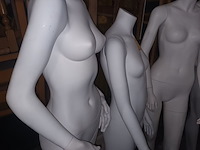 Lot 91 - witte paspop vrouw op voet. 3 stuks - afbeelding 5 van  5