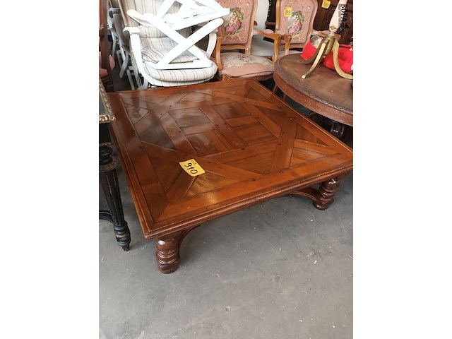 Lot 910 - vierkante houten salontafel - afbeelding 1 van  4