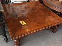 Lot 910 - vierkante houten salontafel - afbeelding 1 van  4
