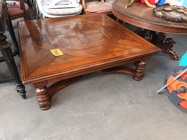 Lot 910 - vierkante houten salontafel - afbeelding 2 van  4