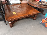 Lot 910 - vierkante houten salontafel - afbeelding 2 van  4