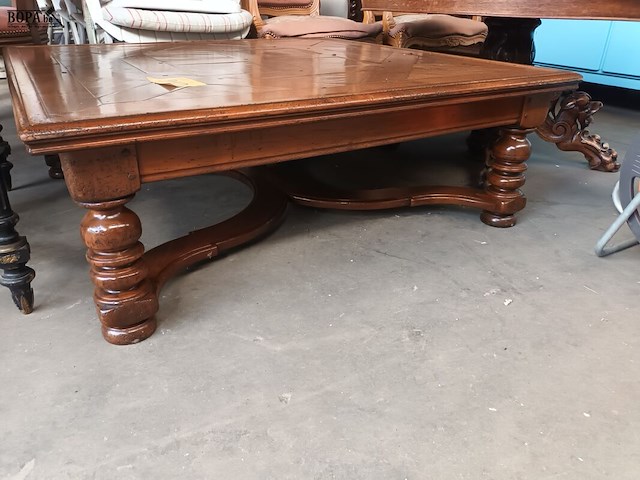 Lot 910 - vierkante houten salontafel - afbeelding 3 van  4