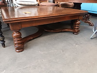 Lot 910 - vierkante houten salontafel - afbeelding 3 van  4