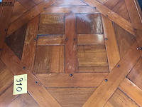 Lot 910 - vierkante houten salontafel - afbeelding 4 van  4