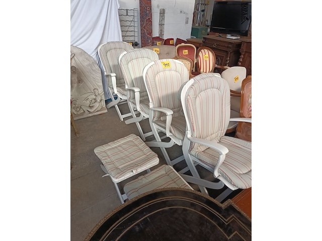 Lot 912 - tuinstoelen en voetenbankjes - afbeelding 1 van  6