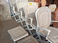Lot 912 - tuinstoelen en voetenbankjes - afbeelding 1 van  6