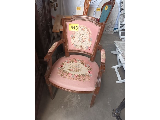 Lot 913 - armstoel met bloemenmotief - afbeelding 1 van  3