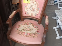 Lot 913 - armstoel met bloemenmotief - afbeelding 1 van  3