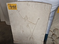 Lot 918 - tablet in gips man met staf - afbeelding 1 van  3