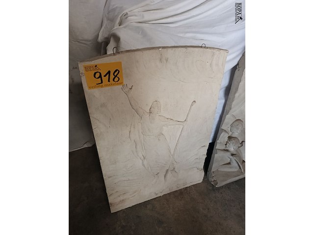Lot 918 - tablet in gips man met staf - afbeelding 2 van  3