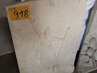 Lot 918 - tablet in gips man met staf - afbeelding 2 van  3