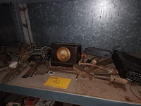 Lot 92 - antiek gereedschap en toestellen