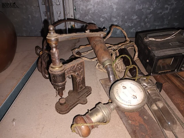 Lot 92 - antiek gereedschap en toestellen - afbeelding 5 van  5