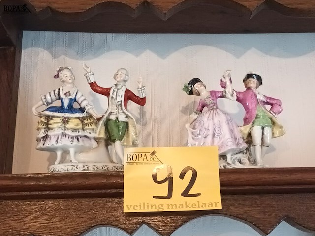 Lot 92 - beeldjes dansende mensen. 2 stuks - afbeelding 1 van  3