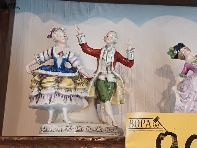 Lot 92 - beeldjes dansende mensen. 2 stuks - afbeelding 2 van  3