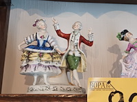 Lot 92 - beeldjes dansende mensen. 2 stuks - afbeelding 2 van  3