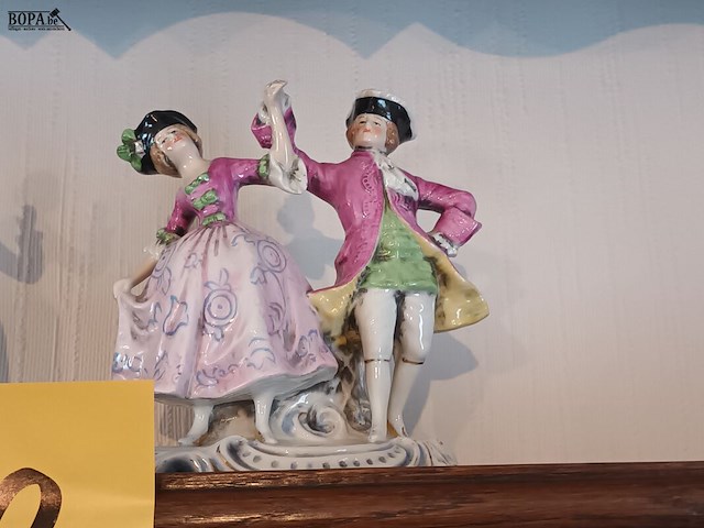 Lot 92 - beeldjes dansende mensen. 2 stuks - afbeelding 3 van  3