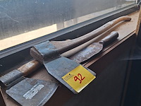 Lot 92 - bijlen en kapmes. 3 stuks - afbeelding 1 van  2
