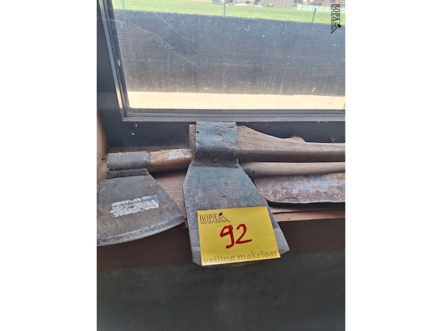 Lot 92 - bijlen en kapmes. 3 stuks - afbeelding 2 van  2