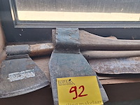 Lot 92 - bijlen en kapmes. 3 stuks - afbeelding 2 van  2